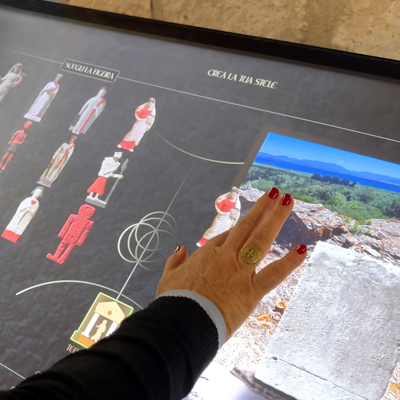 Totem touch screen con gioco delle stele